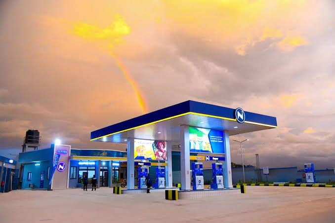 Station Neptune Oil sous un arc-en-ciel