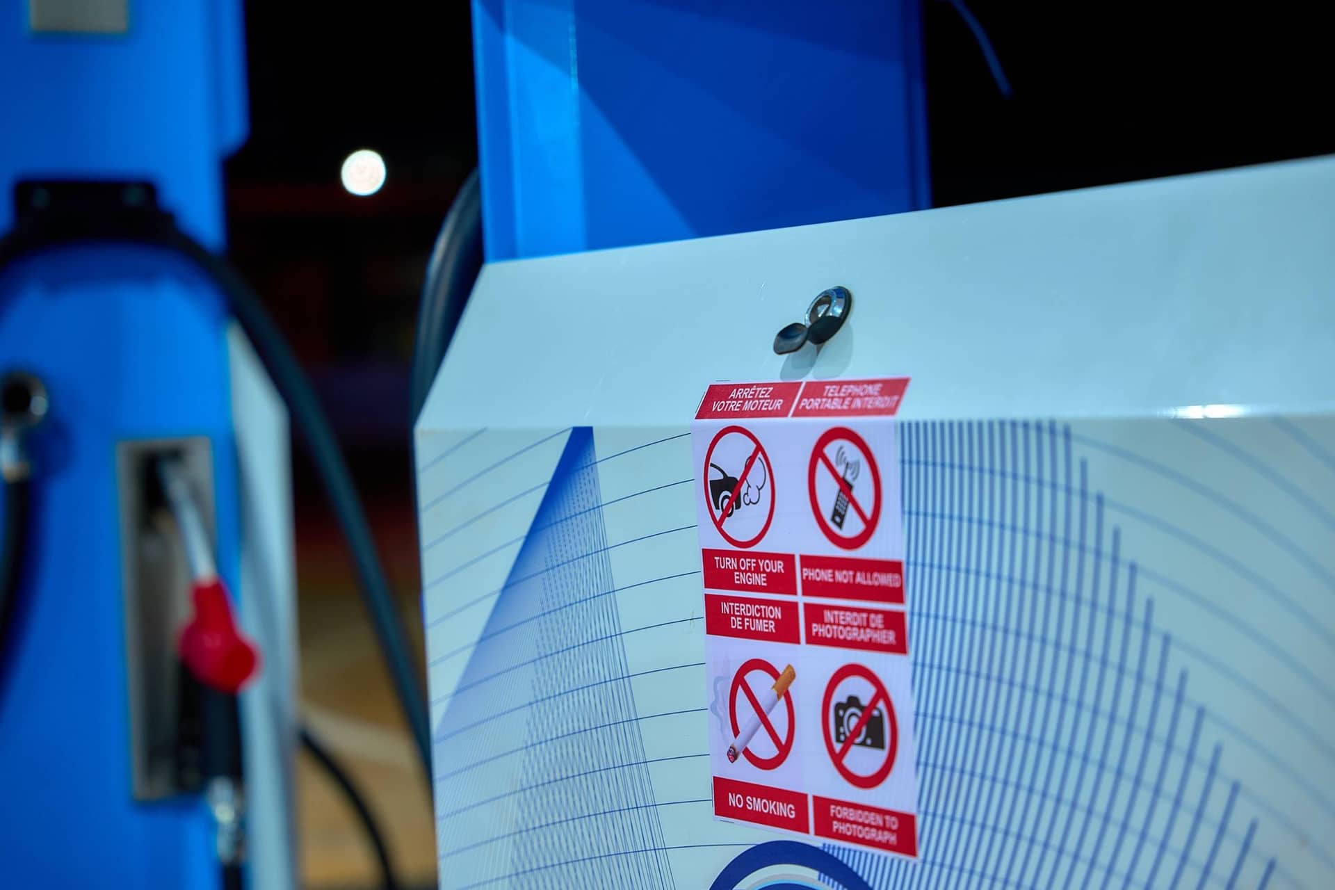 Consignes de sécurité sur une pompe : moteur arrêté, téléphone et cigarette interdits