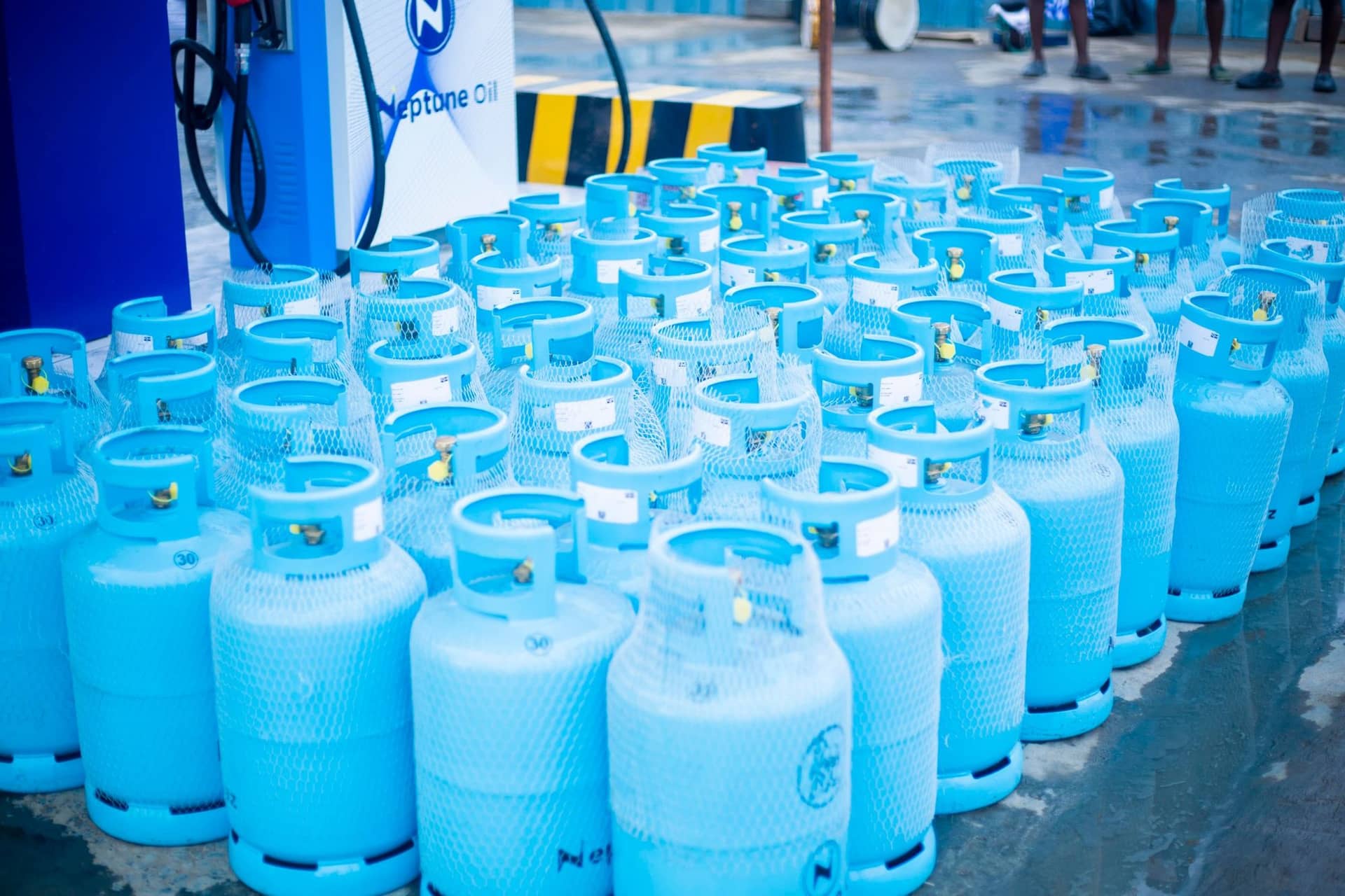 Gros plan sur des bouteilles Neptune Gaz neuves