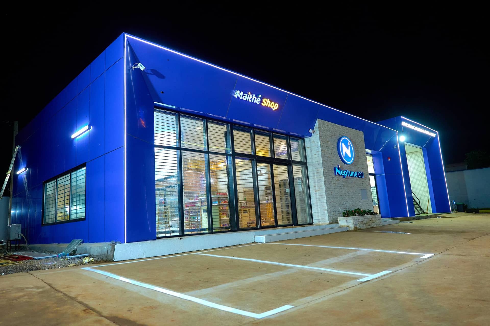 Façade du Maïthé Shop éclairée la nuit