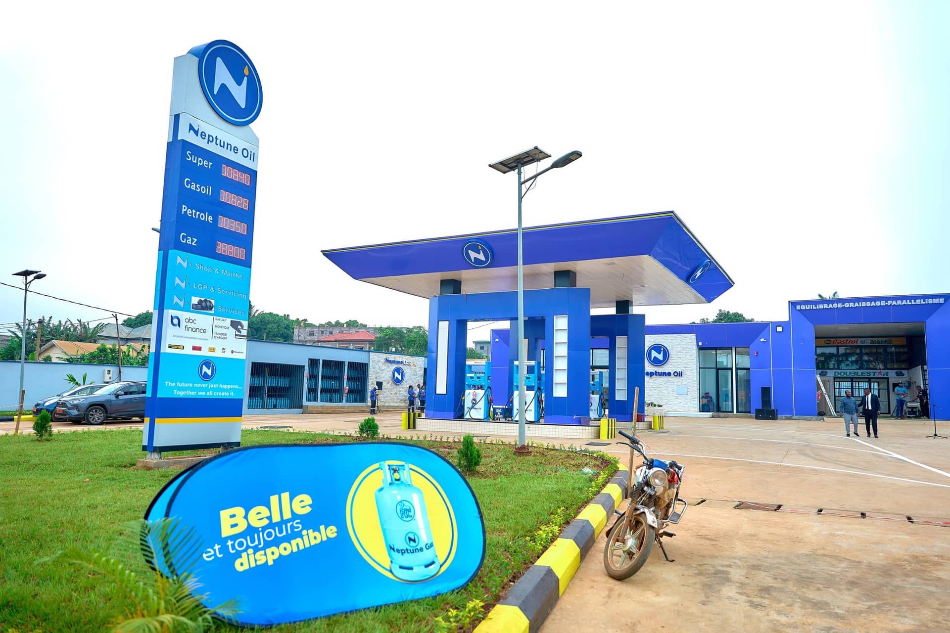 Kakémono Neptune Gaz « Belle et toujours disponible » devant une station