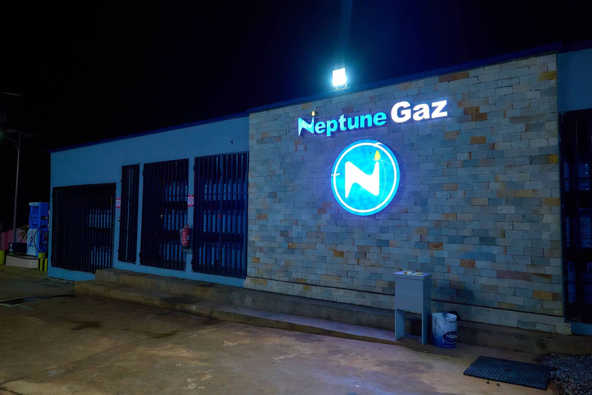 Dépôt Neptune Gaz de nuit, enseigne lumineuse