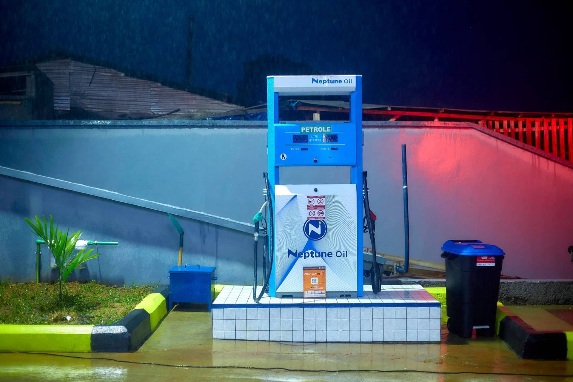 Pompe à pétrole sous la pluie, de nuit