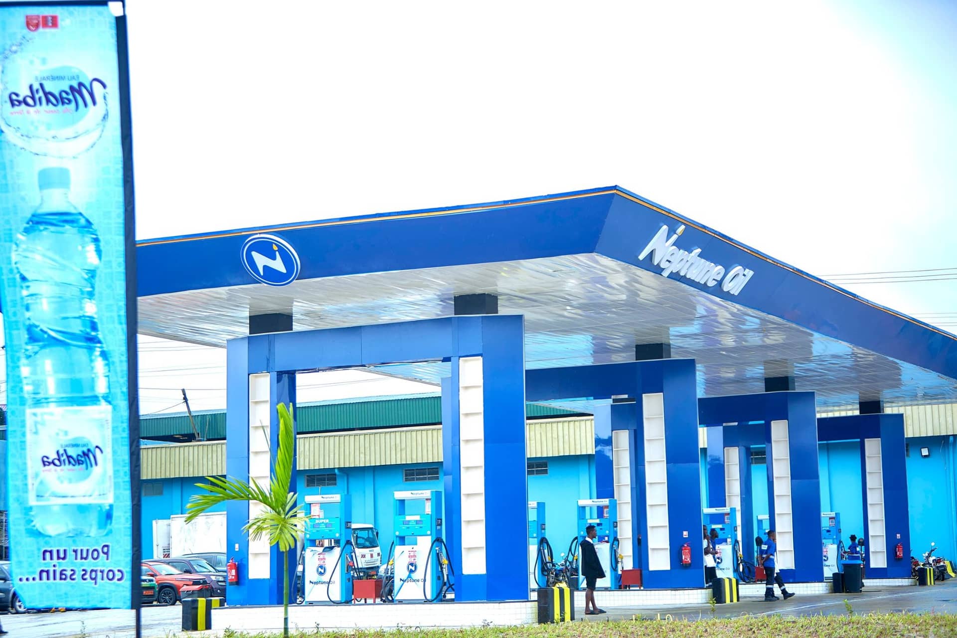 Station Neptune Oil de jour, auvent bleu et pompes