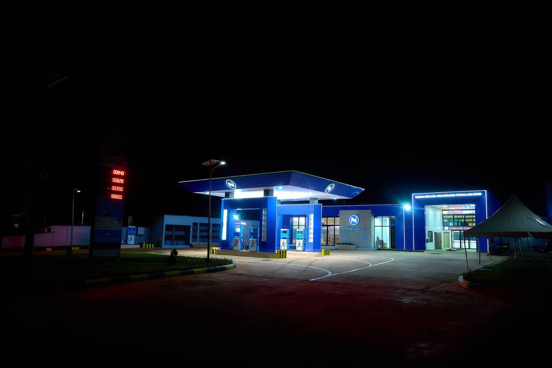 Vue large d’une station Neptune Oil la nuit