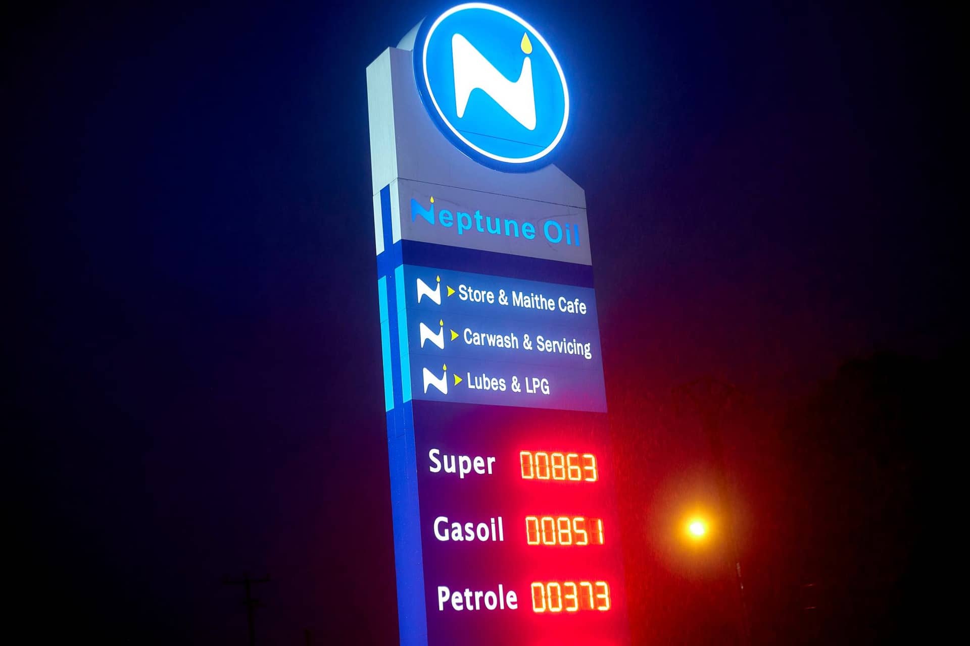 Totem Neptune Oil avec les prix du Super, du Gasoil et du Pétrole