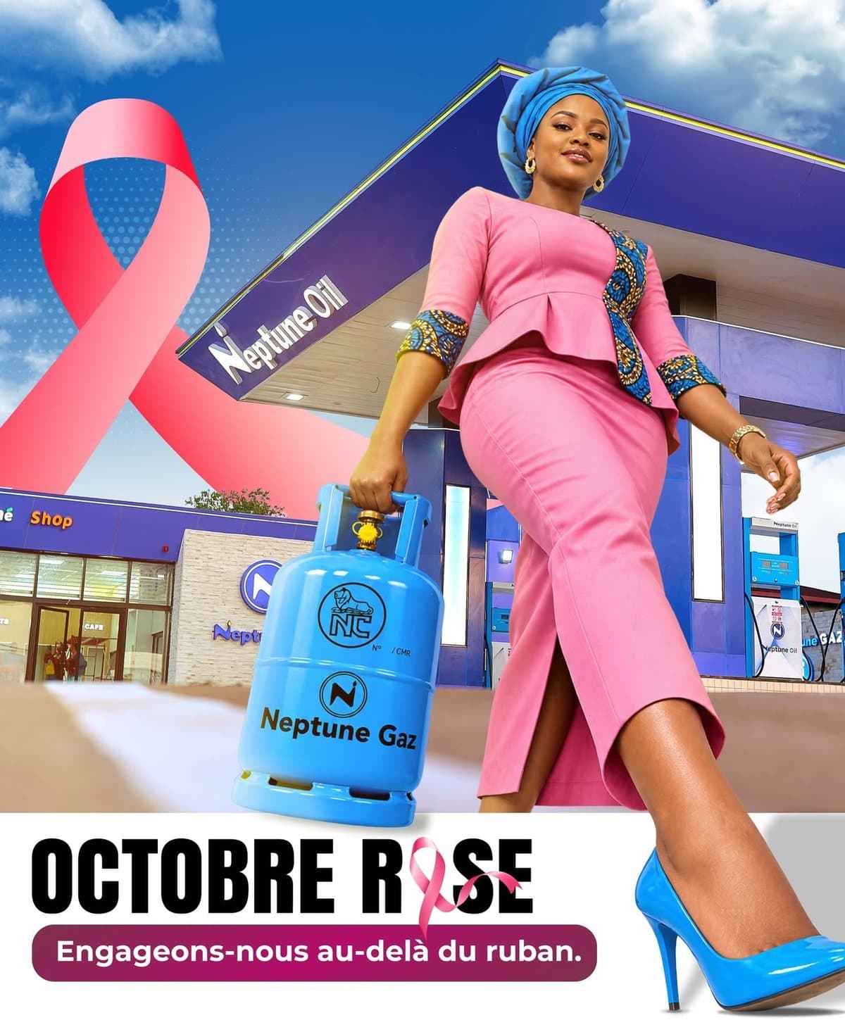 Affiche Octobre Rose de Neptune Oil : une femme en tailleur rose porte une bouteille Neptune Gaz devant une station
